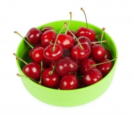 cerezas-rojas-en-un-plato-aislados-en-blanco